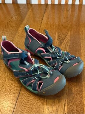 Woman’s Keen blue/pink water sandal. Size 6.Bungee cinch. Barely worn!Waterproof